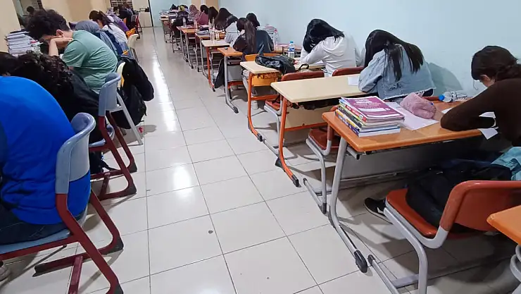 Doğubayazıt Bilim Dershanesi'nde tatilde de sınav maratonu devam etti