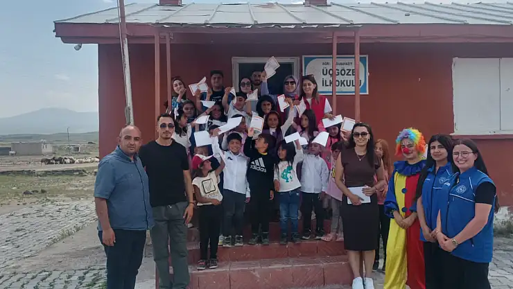 Doğubayazıt Gençlik Merkezi, miniklerin karne sevincine ortak oldu