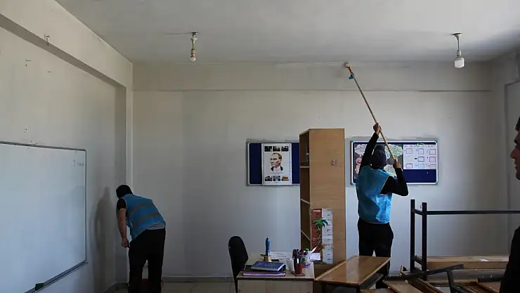 Doğubayazıt Gültepe İlkokulu'nda boya ve yenileme çalışmaları başladı