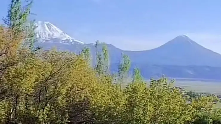 Doğubayazıt'ın sınır köyünde, köylüler ve muhtar el ele köyü yeniliyor