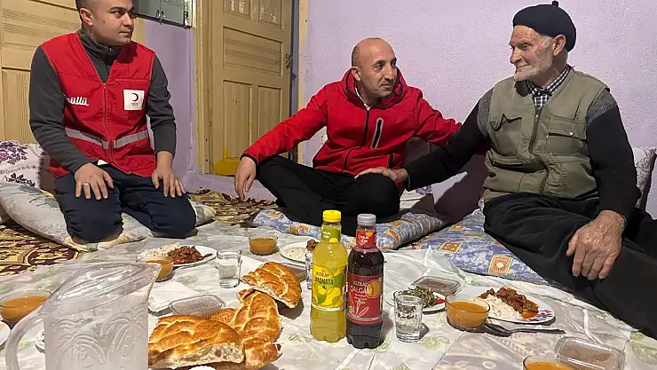 Doğubayazıt Kızılay asırlık çınarlarla ramazan sofrasında buluştu