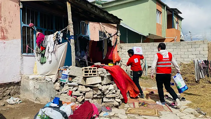 Doğubayazıt Kızılay subesinden ailelere gıda ve temizlik yardımı