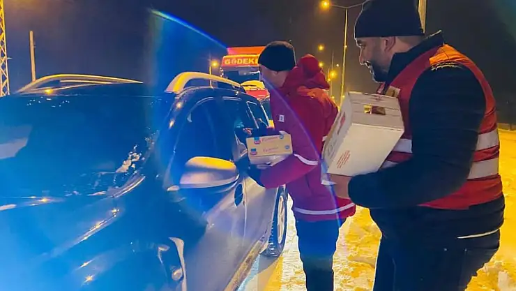 Doğubayazıt Kızılay yolda kalan vatandaşların yardımına koştu