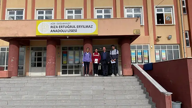 Doğubayazıt Rıza Ertuğrul Eryılmaz lisesi'nde yükselen yıldızlar ödüllendirildi