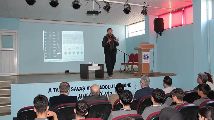 Doğubayazıt Savaş Ay Anadolu Lisesi'nde TÜBİTAK bilim söyleşisi gerçekleştirildi