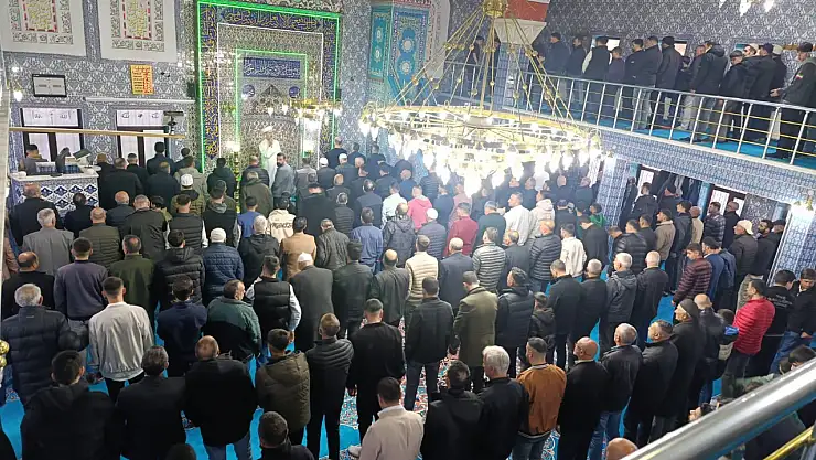 Doğubayazıt'ta bayram namazı kılındı, mezarlıklar ziyaret edildi