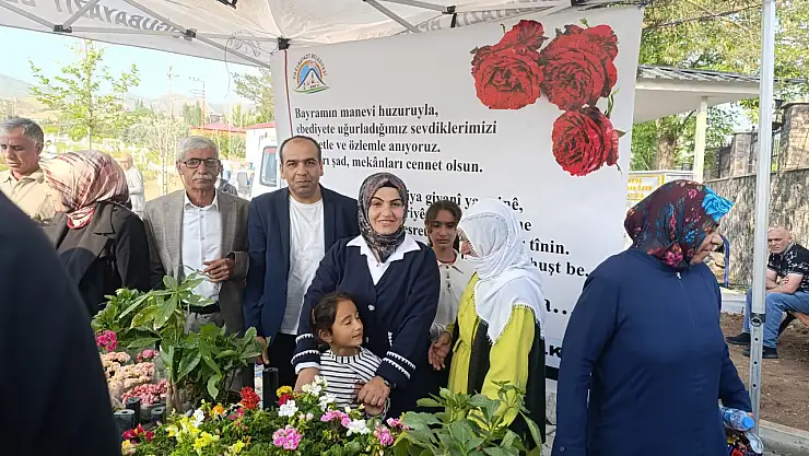 Doğubayazıt'ta bayramda mezarlıklara çiçek dağıtıldı
