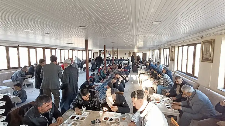 Doğubayazıt'ta bayramın maneviyatı medrese sofrasında yaşandı