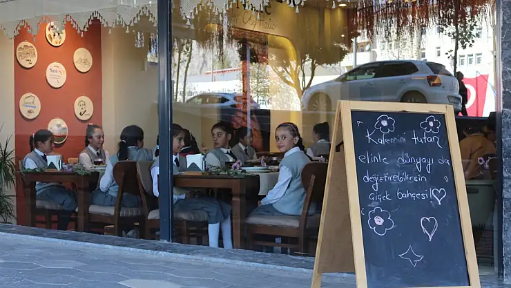 Doğubayazıt'ta bir restoran kız çocuklarının gülüşleriyle doldu