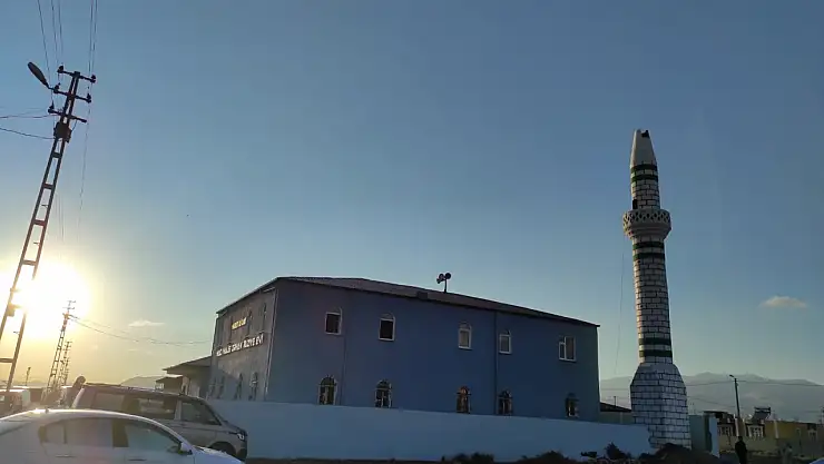 Doğubayazıt'ta camii minaresi hayırsever katkılarıyla tamamlanıyor
