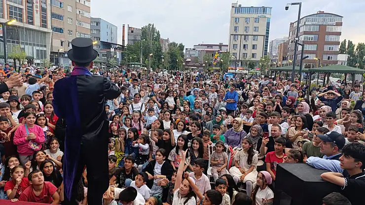 Doğubayazıt'ta çocuklar karne sevincini festivalle kutladı