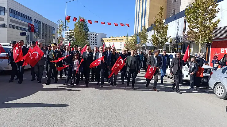 Doğubayazıt'ta Cumhuriyet coşkusu, bayraklarla donatılmış sokaklarda yankılandı