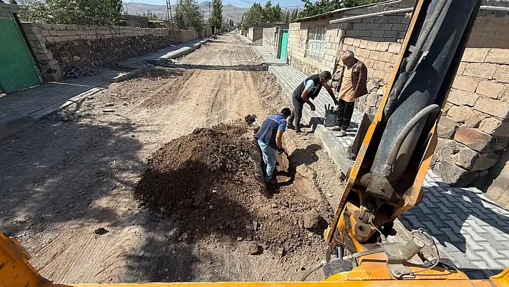 Doğubayazıt'ta eş zamanlı altyapı ve yol çalışmaları sürüyor