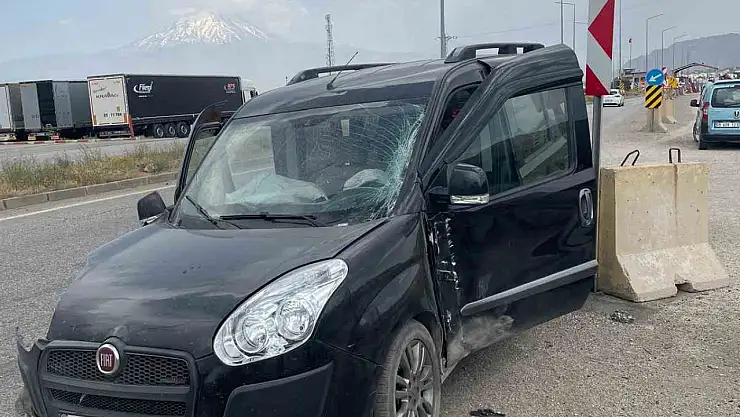 Doğubayazıt'ta faciadan dönüldü: Beton bariyere çarpan araçta 3 yaralı