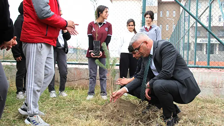 Doğubayazıt'ta fidanlar toprakla buluştu, hedefler konuşuldu