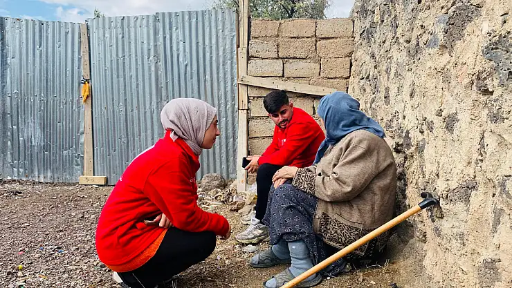 Kızılay'ın genç gönüllüleri yaşlılarla sohbetle gönülleri kazandı