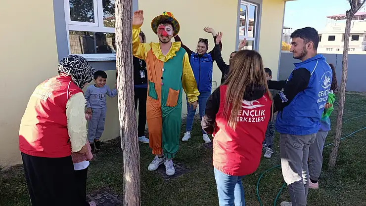 Doğubayazıt'ta genç gönüllülerden özel öğrencilere sevgi dolu ziyaret