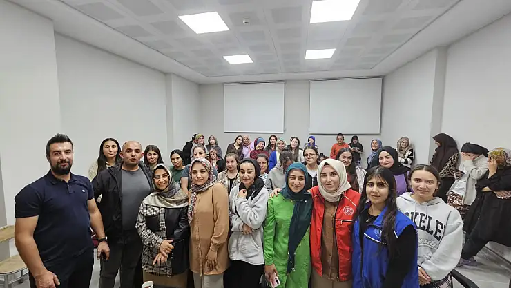 Doğubayazıt'ta gençlerle çay saati: Yeni dönem dostluklarla başladı