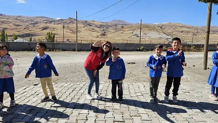 Doğubayazıt'ta gönüllü gençlerden kırsaldaki öğrencilere sürpriz ziyaret