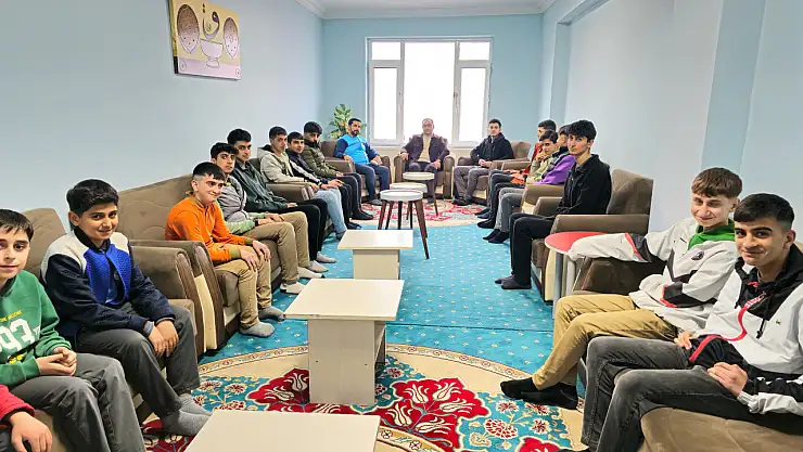 Doğubayazıt'ta hafızlık yolundaki gençlere Müftülükten bayram öncesi moral ziyareti