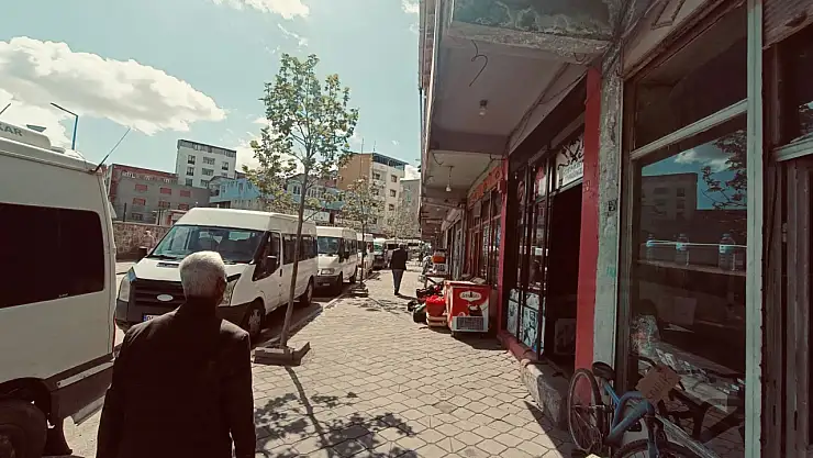 Doğubayazıt'ta kaldırımlar yayalar için düzenleniyor