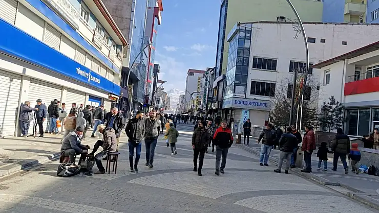 Doğubayazıt'ta kış güneşi vatandaşı dışarı çıkardı