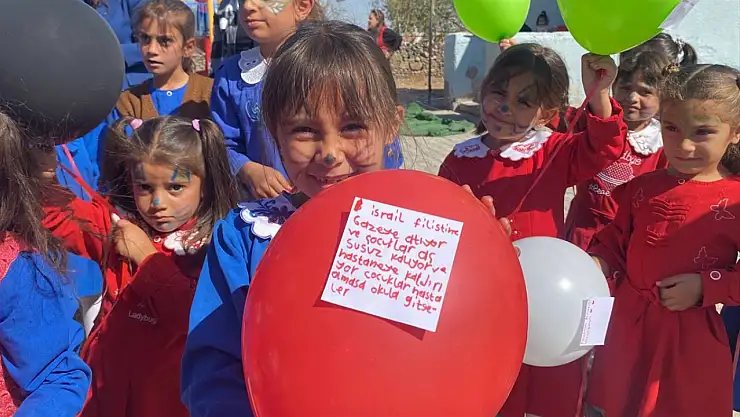 Doğubayazıt'ta kız çocuklarından dünyaya anlamlı mesaj