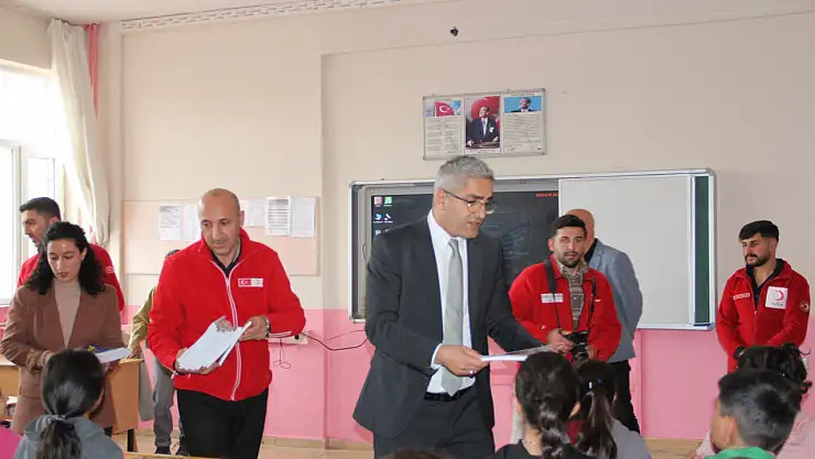 Doğubayazıt'ta Kızılay'dan iki okula kitap sürprizi