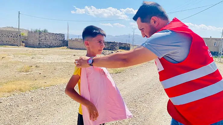 Doğubayazıt'ta Kızılay gönülleri çocuklara mutlu anlar yaşattı