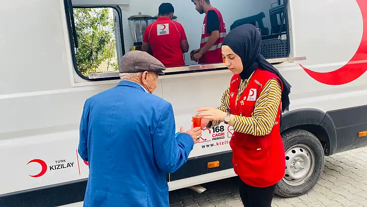 Doğubayazıt'ta Kızılay gönüllüleri vatandaşa serinlik ikram etti