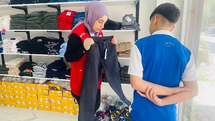 Doğubayazıt'ta Kızılay'ın butik mağazası kapılarını yardım için açık tutuyor