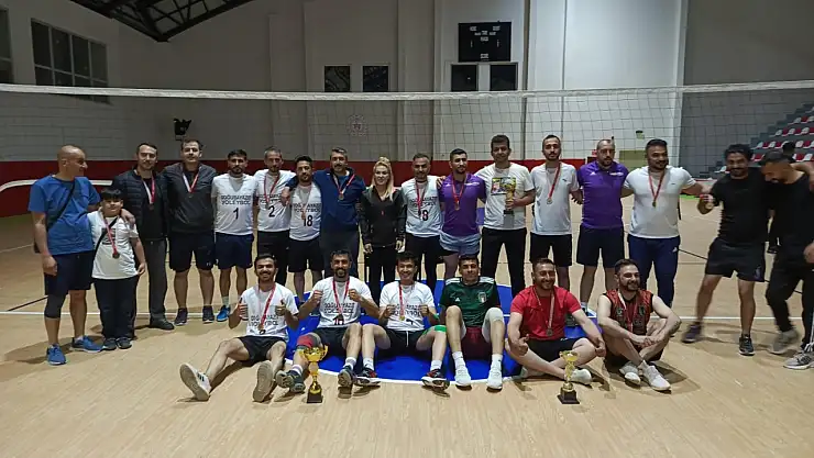 Doğubayazıt'ta kurumlar arası voleybol turnuvasında şampiyon belli oldu