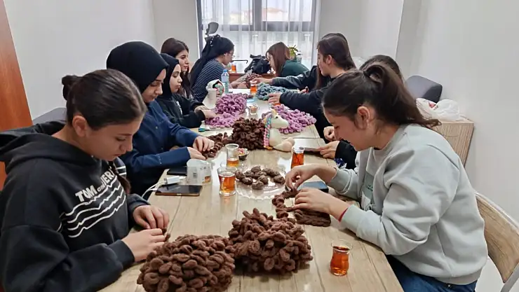 Doğubayazıt'ta KYK öğrencileri örgü atölyesinde bir araya geldi