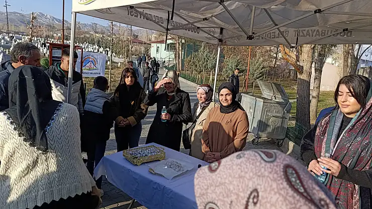 Doğubayazıt'ta mezarlıklar ziyaret edildi, Belediye halk ile bayramlaştı