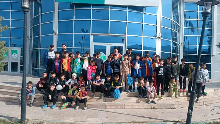 Doğubayazıt'ta minik gönüllüler çevre için sahada