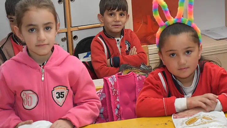 Doğubayazıt'ta minik öğrencilere eğitim yolculuğunda ilk destek
