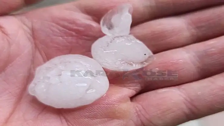 Doğubayazıt'ta misket büyüklüğünde dolu yağdı