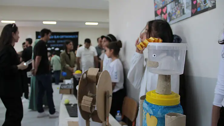 Doğubayazıt'ta öğrenciler projelerini Bilim Şenliği'nde sergiledi