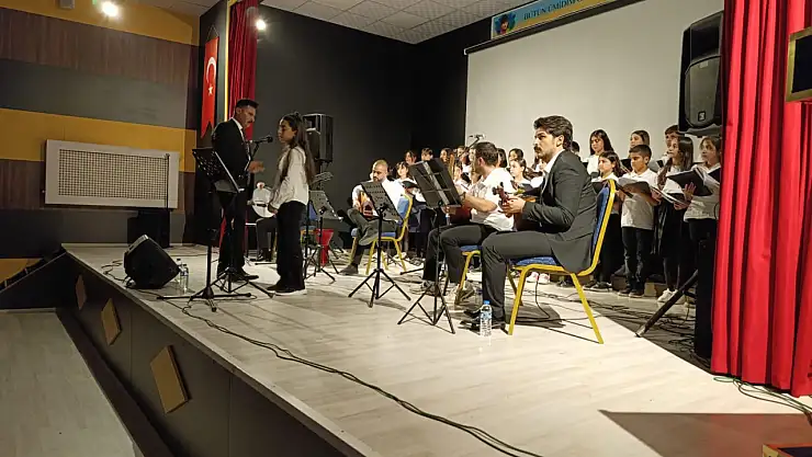 Doğubayazıt'ta öğrencilerden alkış toplayan müzik performansı