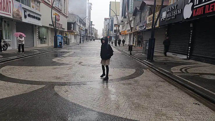 Doğubayazıt'ta sabah etkili olan sis, yerini açık havaya bıraktı