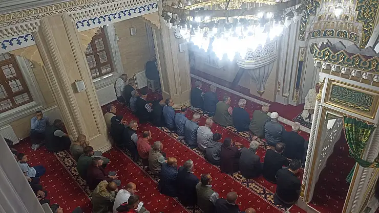 Doğubayazıt'ta vatandaşlar bayram namazında bir araya geldi