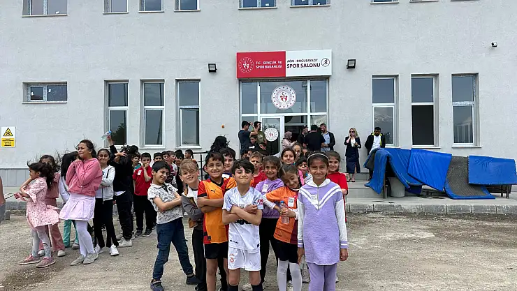 Doğubayazıt'ta yüzlerce öğrenci spor alanında yeteneklerini gösteriyor