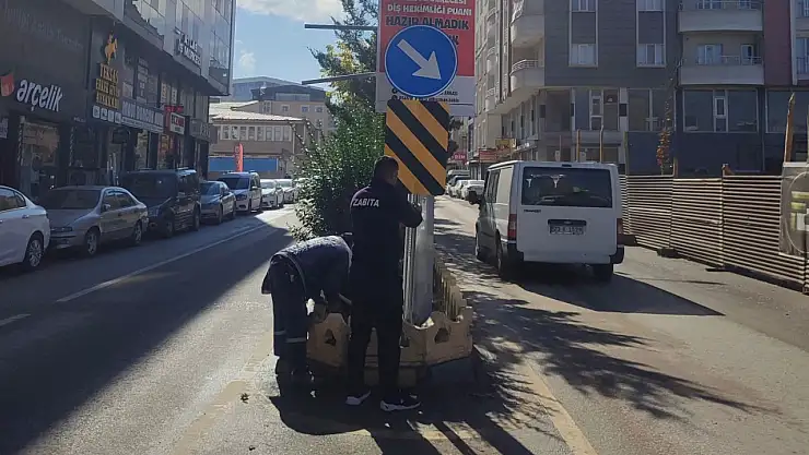 Doğubayazıt'ta zabıta ekipleri trafik levhalarını yeniliyor