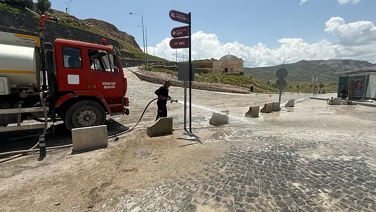 Doğubayazıt'ta ziyaretçi yoğunluğuna temizlik hazırlığı