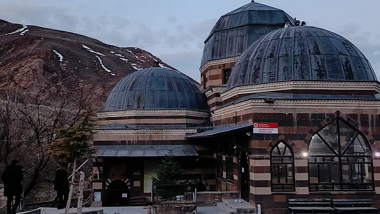 Doğubayazıt'taki Ahmedi Hani Türbesi bayramda ziyaretçilerini ağırladı