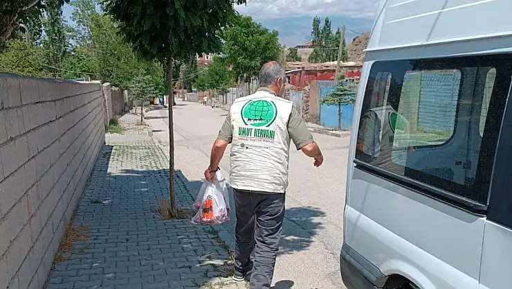 Doğubayazıt Umut Kervanı Derneği kesilen hayvanın eti yoksullara dağıtıldı