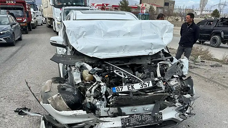 Doğubayazıt yolunda feci kaza: Jip, tıra arkadan çarptı!