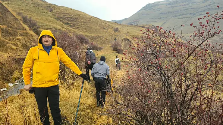 Doğubayazıtlı doğaseverler bu hafta Gökkuşağı Tepeleri'nde yürüdü