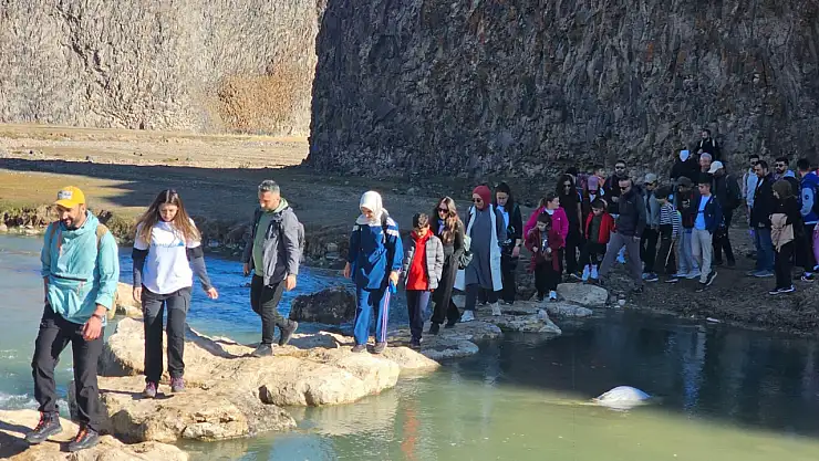 Doğubayazıtlı doğaseverler Diyadin Kanyonları'nda keşif yürüyüşü yaptı