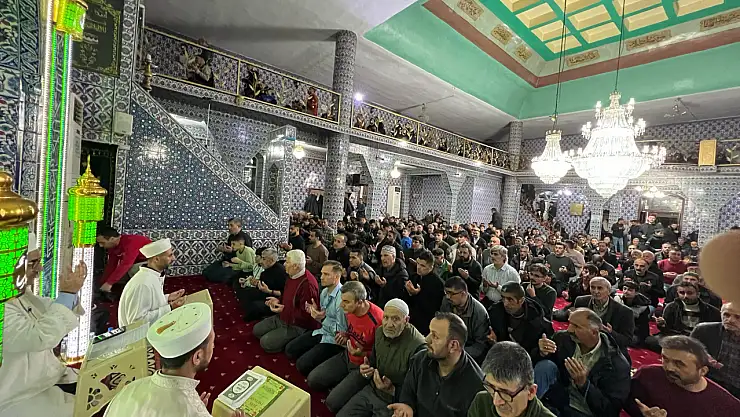 Doğubayazıtlılar Kadir Gecesi'nde camilerde buluştu